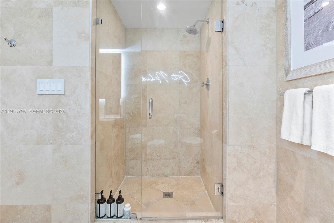 For Sale: $2,279,000 (1 beds, 1 baths, 866 Square Feet)