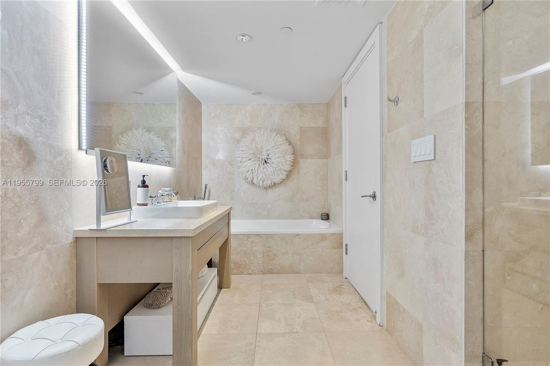 For Sale: $2,279,000 (1 beds, 1 baths, 866 Square Feet)