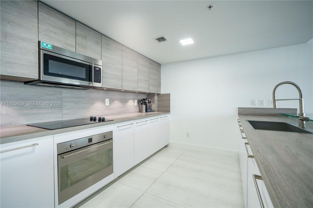 For Sale: $1,196,000 (3 beds, 2 baths, 1705 Square Feet)