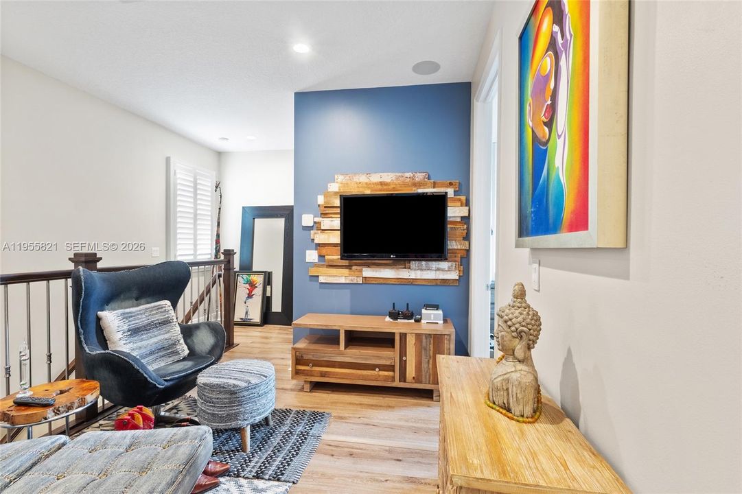 Vendido Recientemente: $710,000 (4 camas, 2 baños, 2088 Pies cuadrados)
