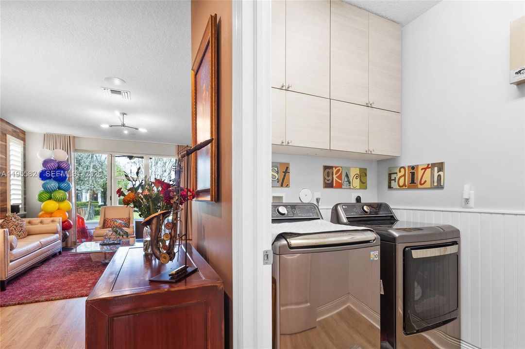 Vendido Recientemente: $710,000 (4 camas, 2 baños, 2088 Pies cuadrados)