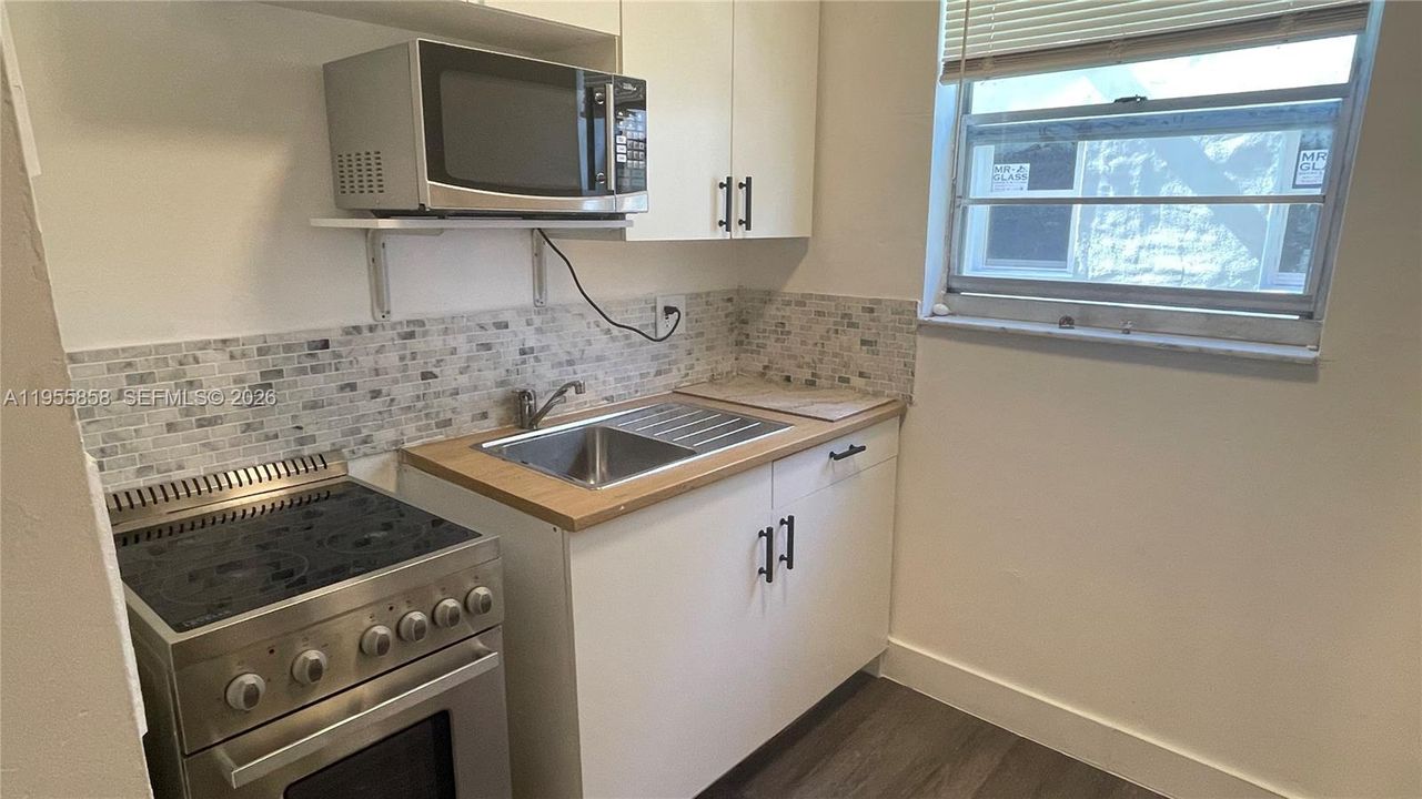 For Sale: $180,000 (2 beds, 1 baths, 715 Square Feet)