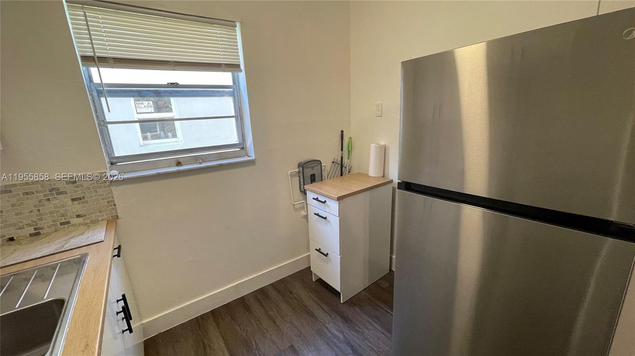 For Sale: $180,000 (2 beds, 1 baths, 715 Square Feet)