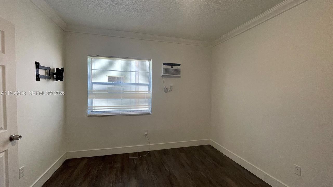 For Sale: $180,000 (2 beds, 1 baths, 715 Square Feet)