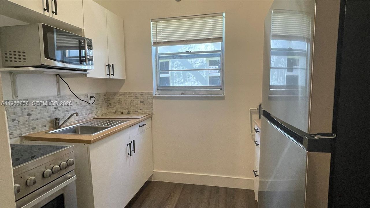 For Sale: $180,000 (2 beds, 1 baths, 715 Square Feet)