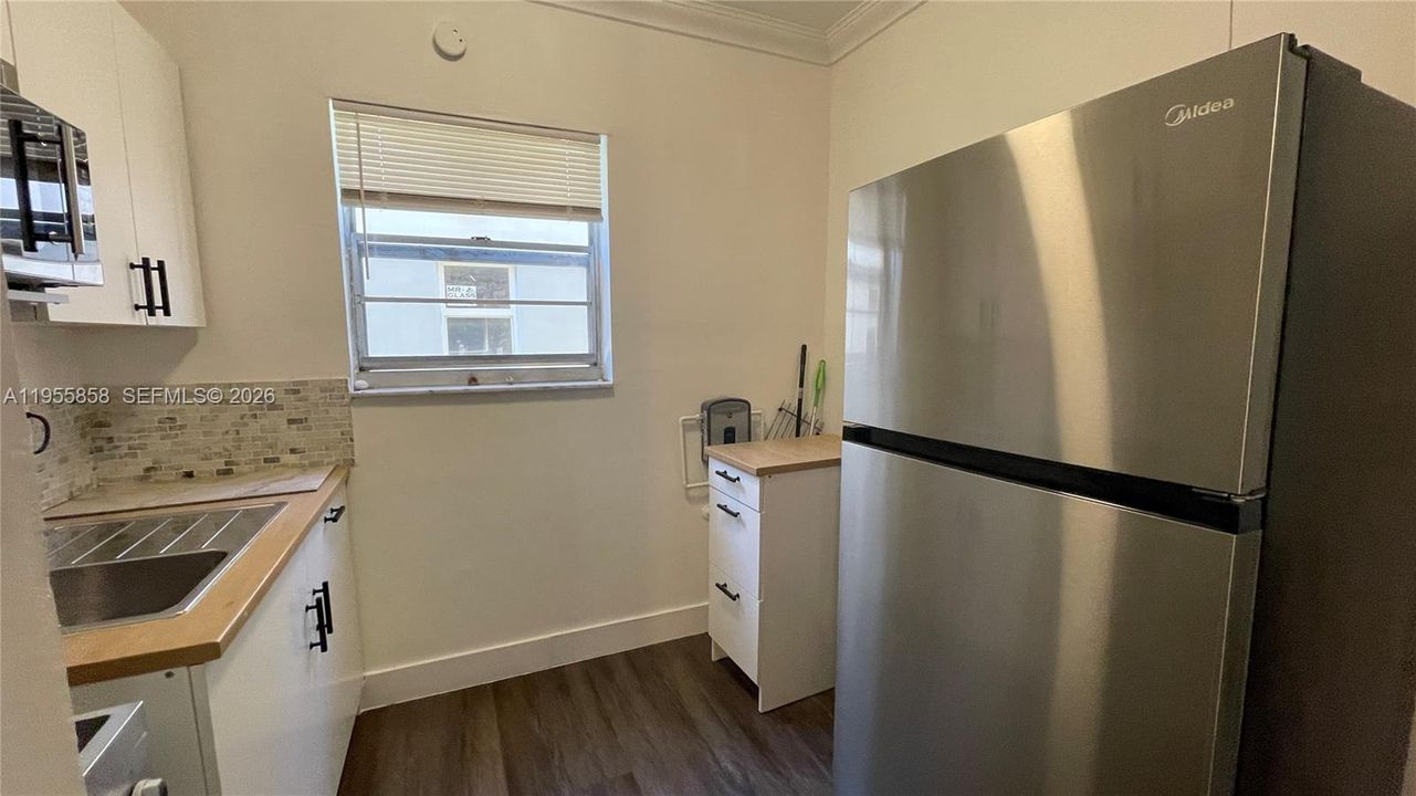 For Sale: $180,000 (2 beds, 1 baths, 715 Square Feet)