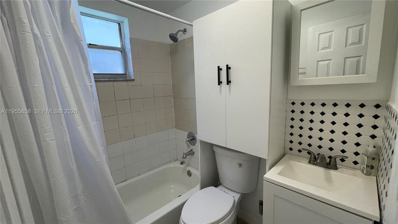 For Sale: $180,000 (2 beds, 1 baths, 715 Square Feet)