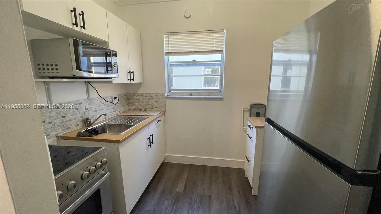 For Sale: $180,000 (2 beds, 1 baths, 715 Square Feet)