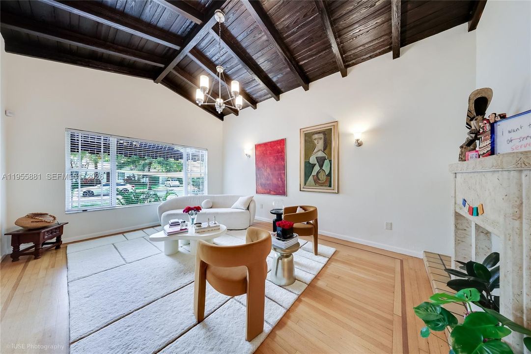 En Venta: $1,299,999 (3 camas, 2 baños, 1541 Pies cuadrados)