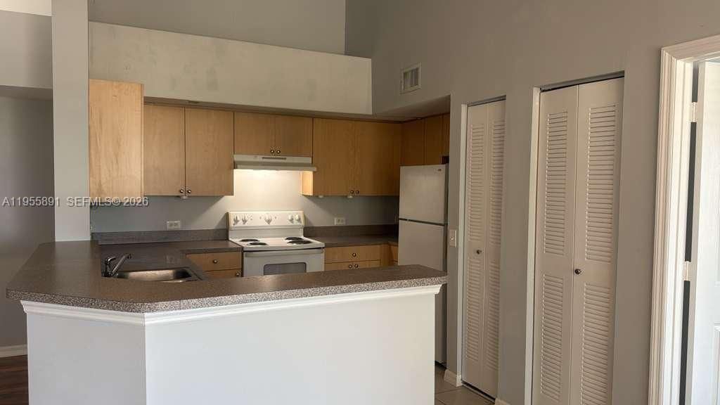 Recently Rented: $2,200 (2 beds, 2 baths, 1008 Square Feet)