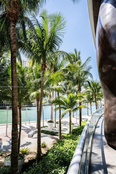 For Sale: $595,000 (1 beds, 1 baths, 732 Square Feet)