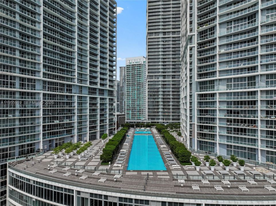 For Sale: $595,000 (1 beds, 1 baths, 732 Square Feet)