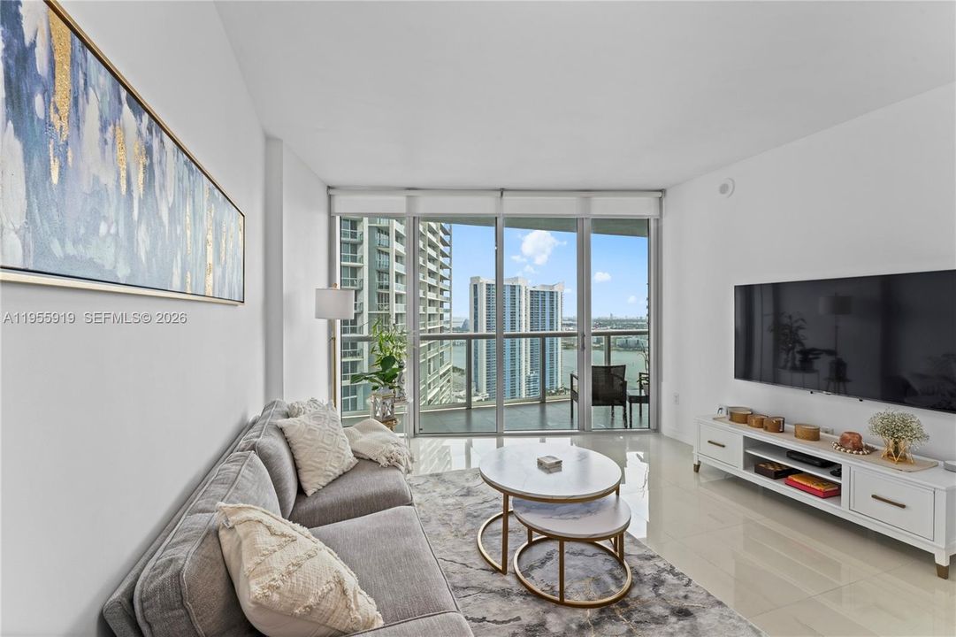 For Sale: $595,000 (1 beds, 1 baths, 732 Square Feet)