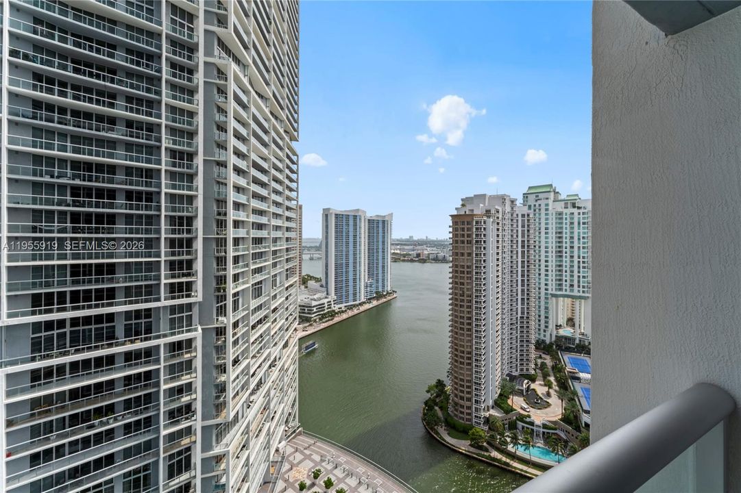 For Sale: $595,000 (1 beds, 1 baths, 732 Square Feet)