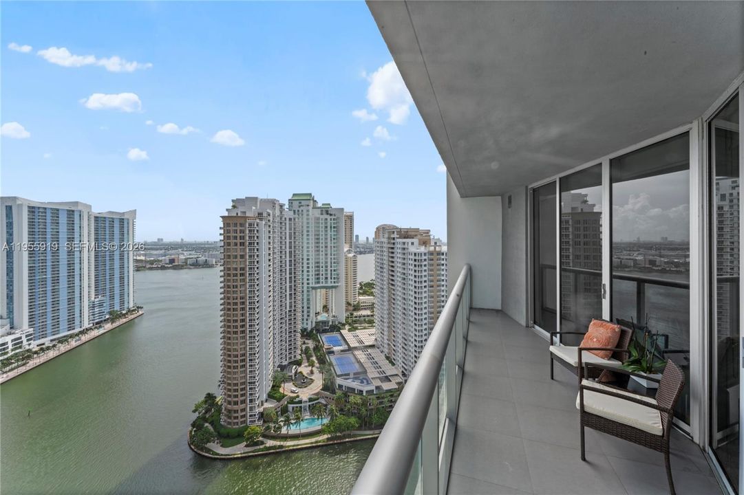 For Sale: $595,000 (1 beds, 1 baths, 732 Square Feet)