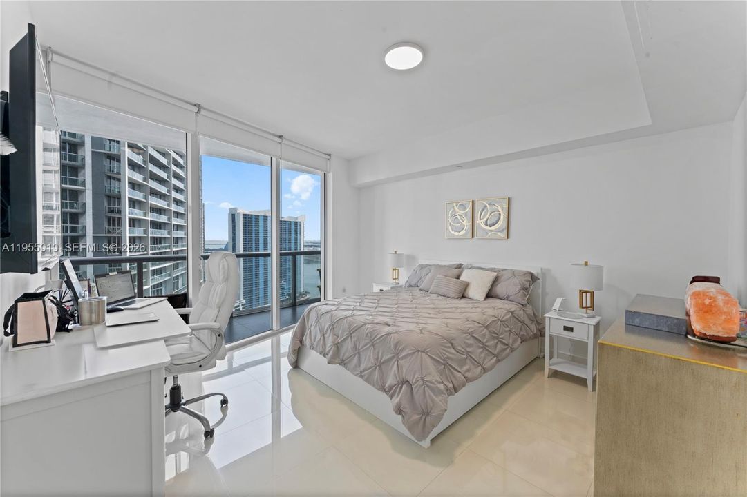For Sale: $595,000 (1 beds, 1 baths, 732 Square Feet)