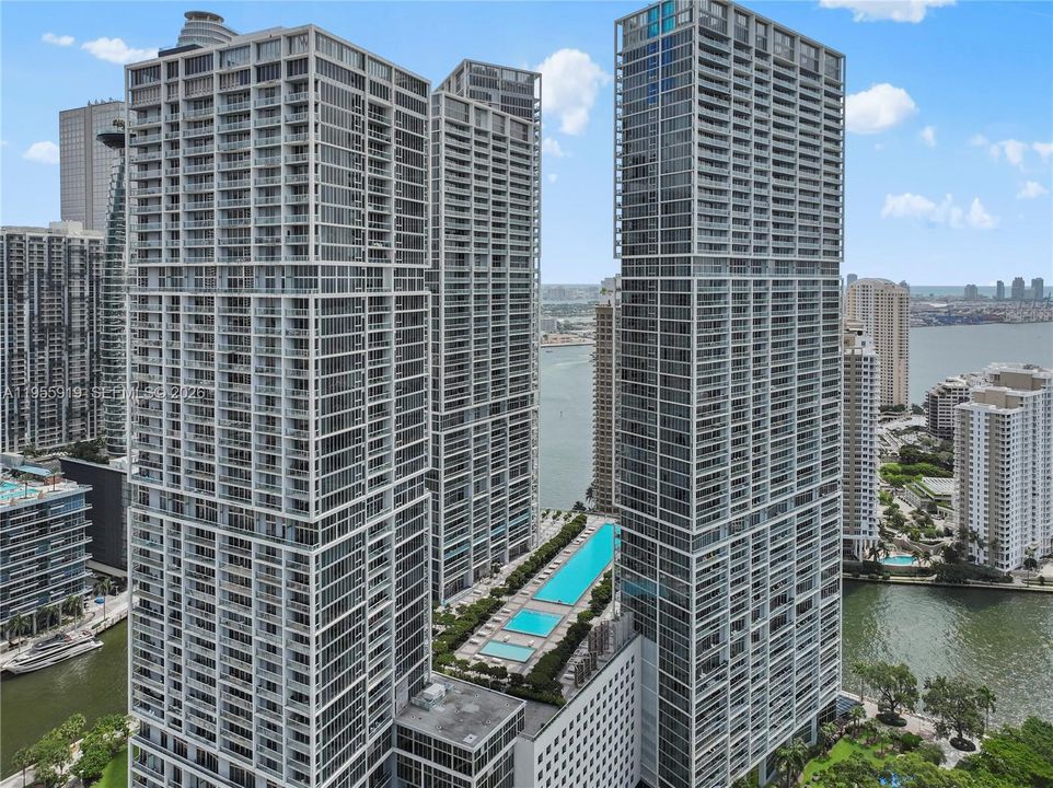 For Sale: $595,000 (1 beds, 1 baths, 732 Square Feet)
