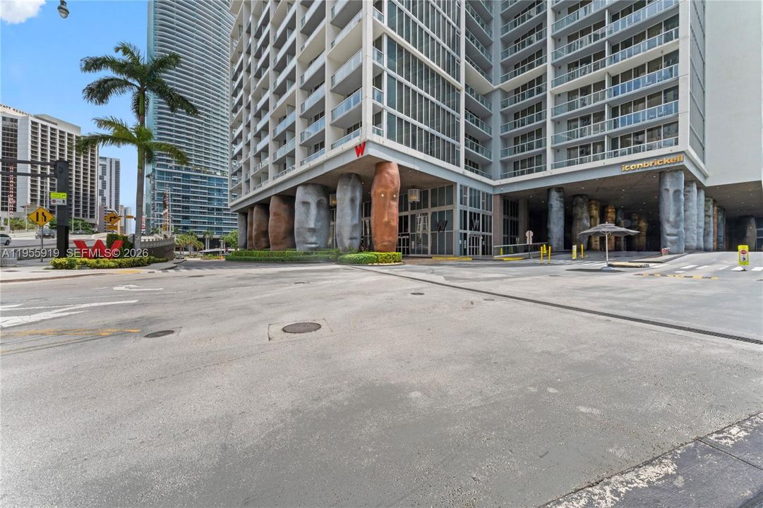 For Sale: $595,000 (1 beds, 1 baths, 732 Square Feet)