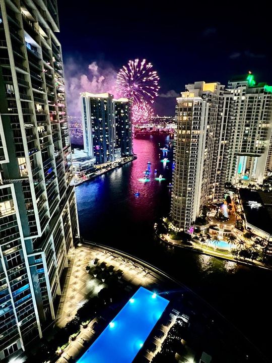 For Sale: $595,000 (1 beds, 1 baths, 732 Square Feet)