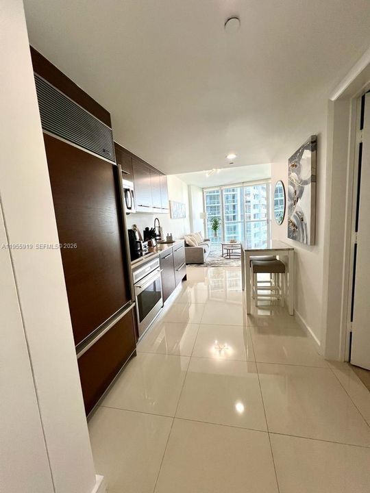 For Sale: $595,000 (1 beds, 1 baths, 732 Square Feet)