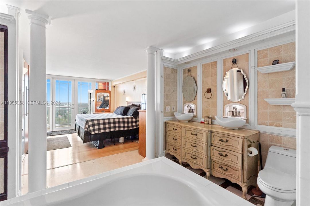For Sale: $319,999 (2 beds, 2 baths, 1140 Square Feet)