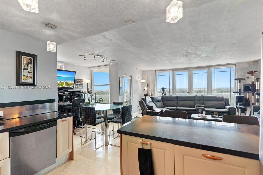 For Sale: $319,999 (2 beds, 2 baths, 1140 Square Feet)