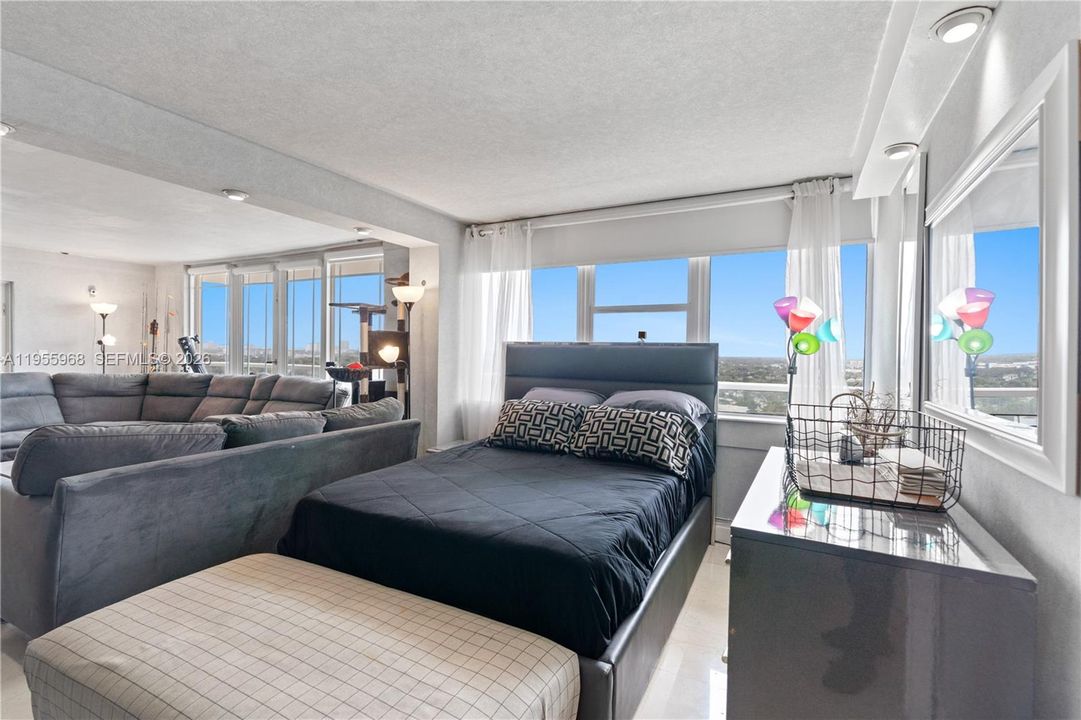 For Sale: $319,999 (2 beds, 2 baths, 1140 Square Feet)