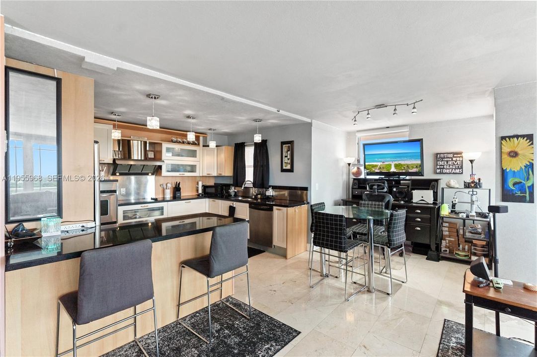For Sale: $319,999 (2 beds, 2 baths, 1140 Square Feet)