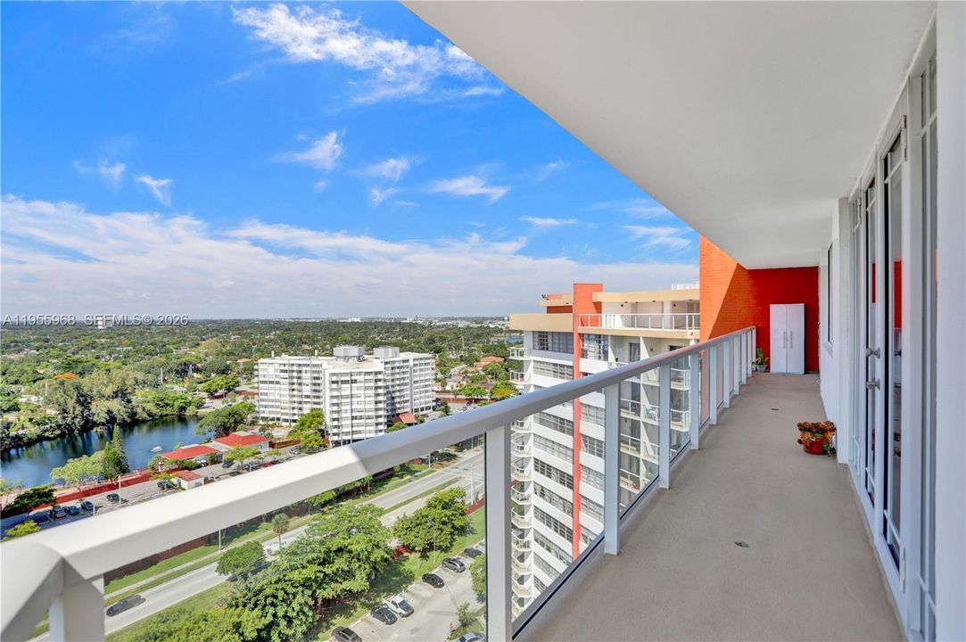 For Sale: $319,999 (2 beds, 2 baths, 1140 Square Feet)