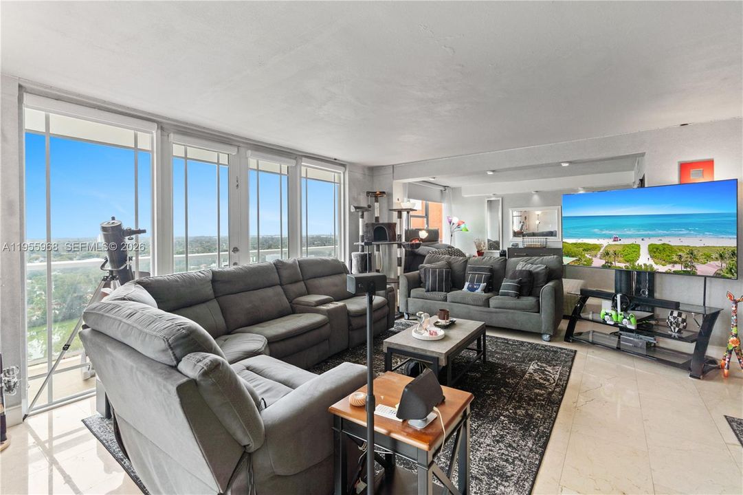 For Sale: $319,999 (2 beds, 2 baths, 1140 Square Feet)
