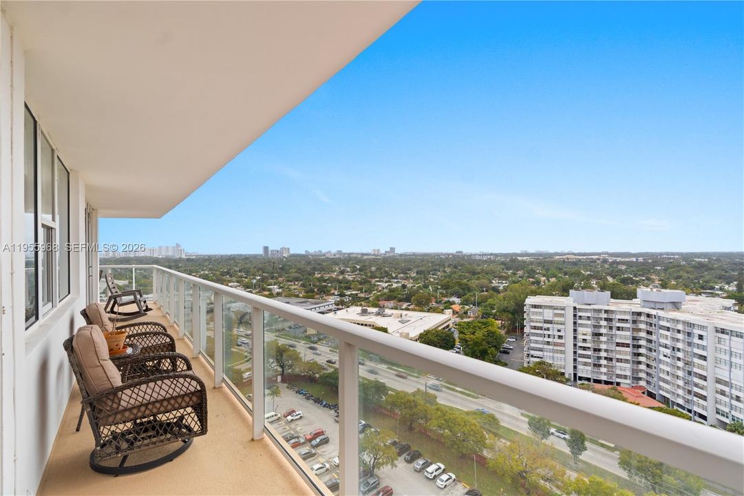 For Sale: $319,999 (2 beds, 2 baths, 1140 Square Feet)