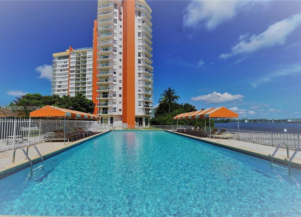 For Sale: $299,999 (2 beds, 2 baths, 1140 Square Feet)