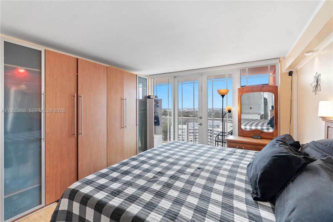 For Sale: $319,999 (2 beds, 2 baths, 1140 Square Feet)