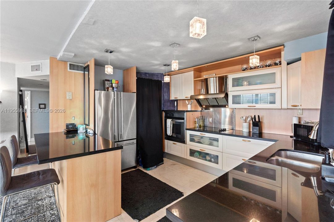 For Sale: $319,999 (2 beds, 2 baths, 1140 Square Feet)