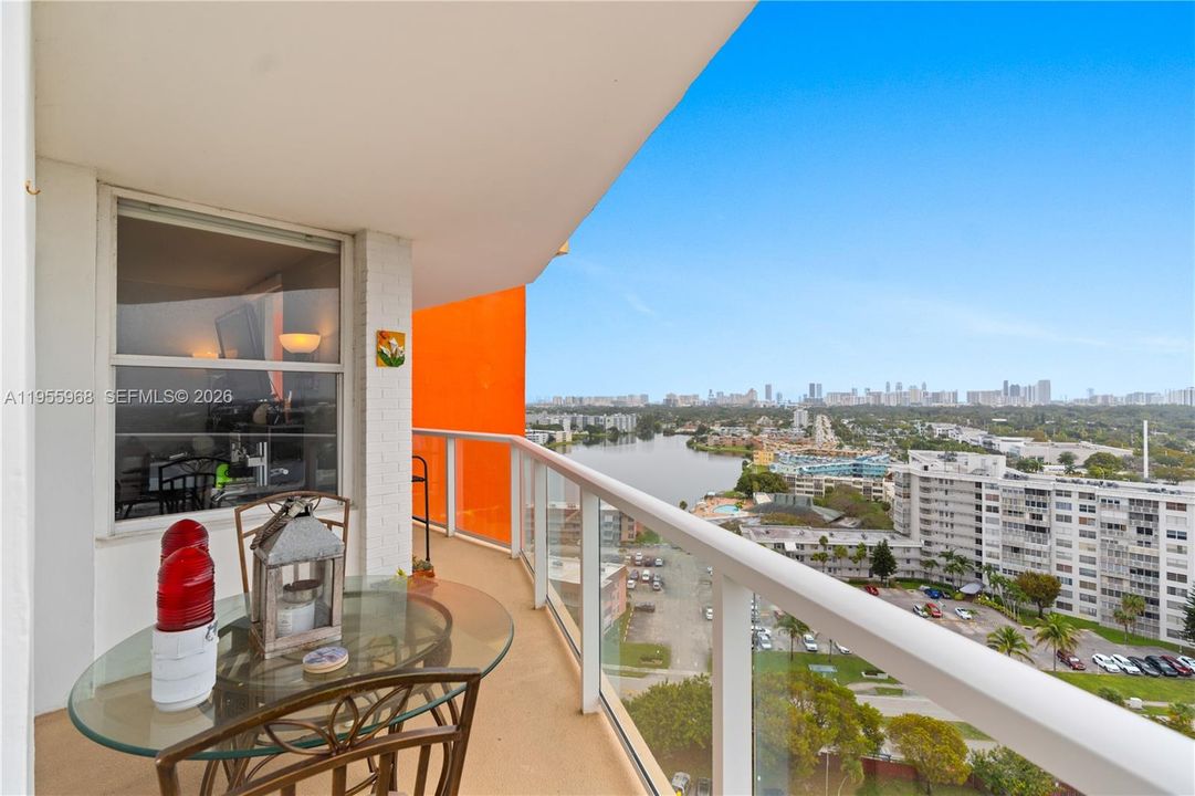 For Sale: $299,999 (2 beds, 2 baths, 1140 Square Feet)
