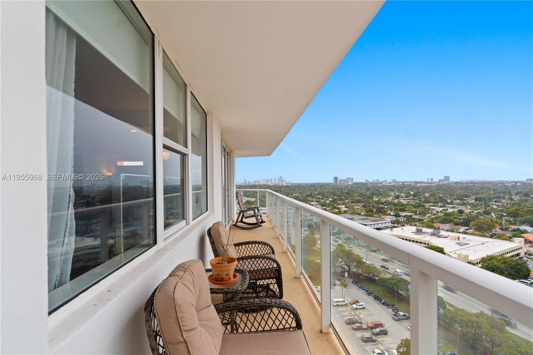 For Sale: $319,999 (2 beds, 2 baths, 1140 Square Feet)
