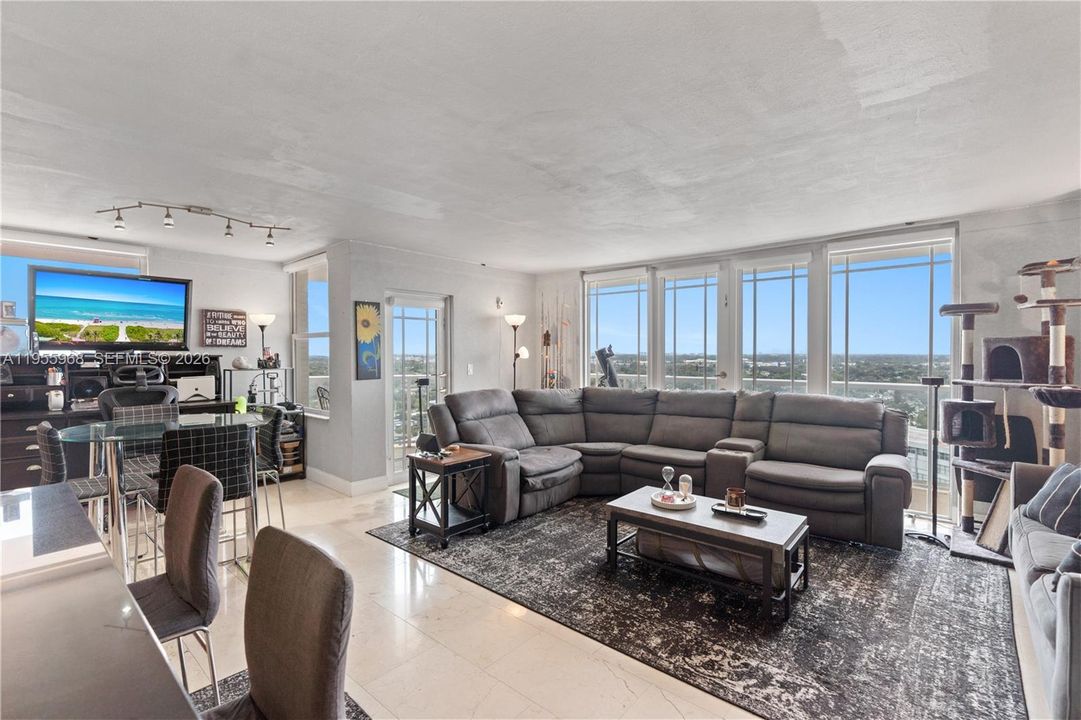 For Sale: $319,999 (2 beds, 2 baths, 1140 Square Feet)