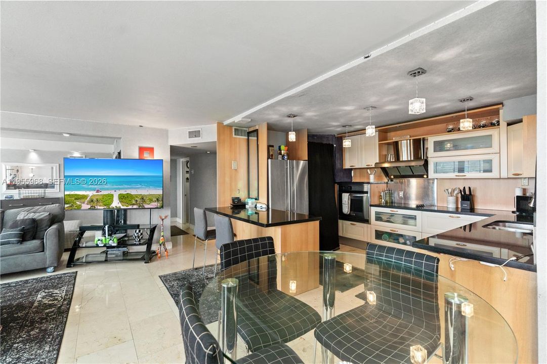For Sale: $319,999 (2 beds, 2 baths, 1140 Square Feet)