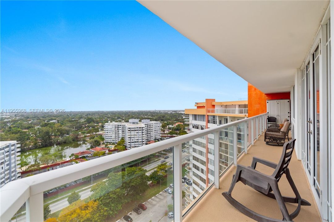 For Sale: $319,999 (2 beds, 2 baths, 1140 Square Feet)