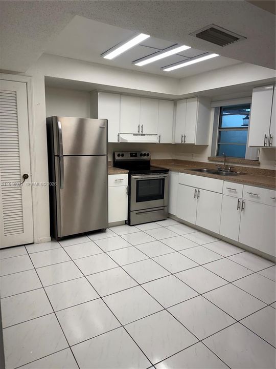 En Venta: $423,000 (4 camas, 2 baños, 1332 Pies cuadrados)