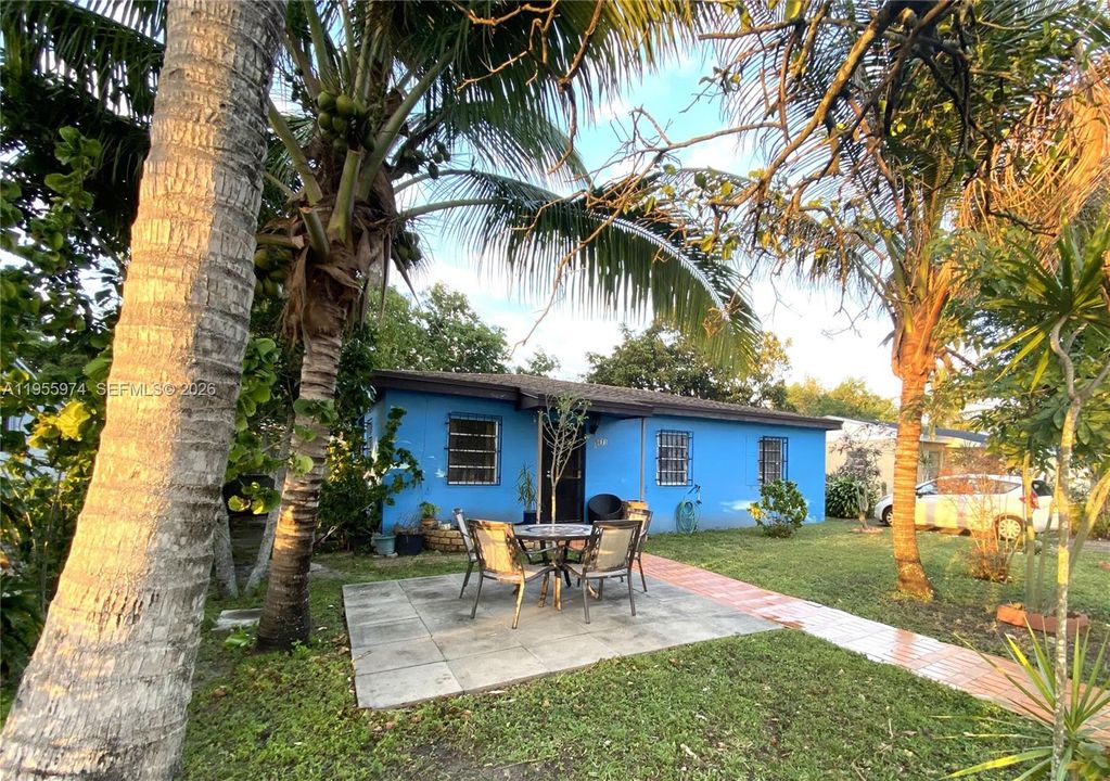 The home is painted in Blue - the first photo shows how different it will look in another color.