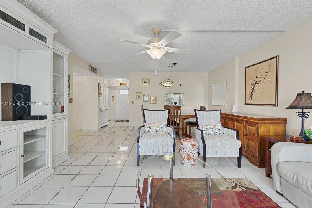 Activo con contrato: $229,000 (2 camas, 2 baños, 1144 Pies cuadrados)