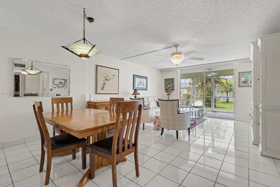 Activo con contrato: $229,000 (2 camas, 2 baños, 1144 Pies cuadrados)