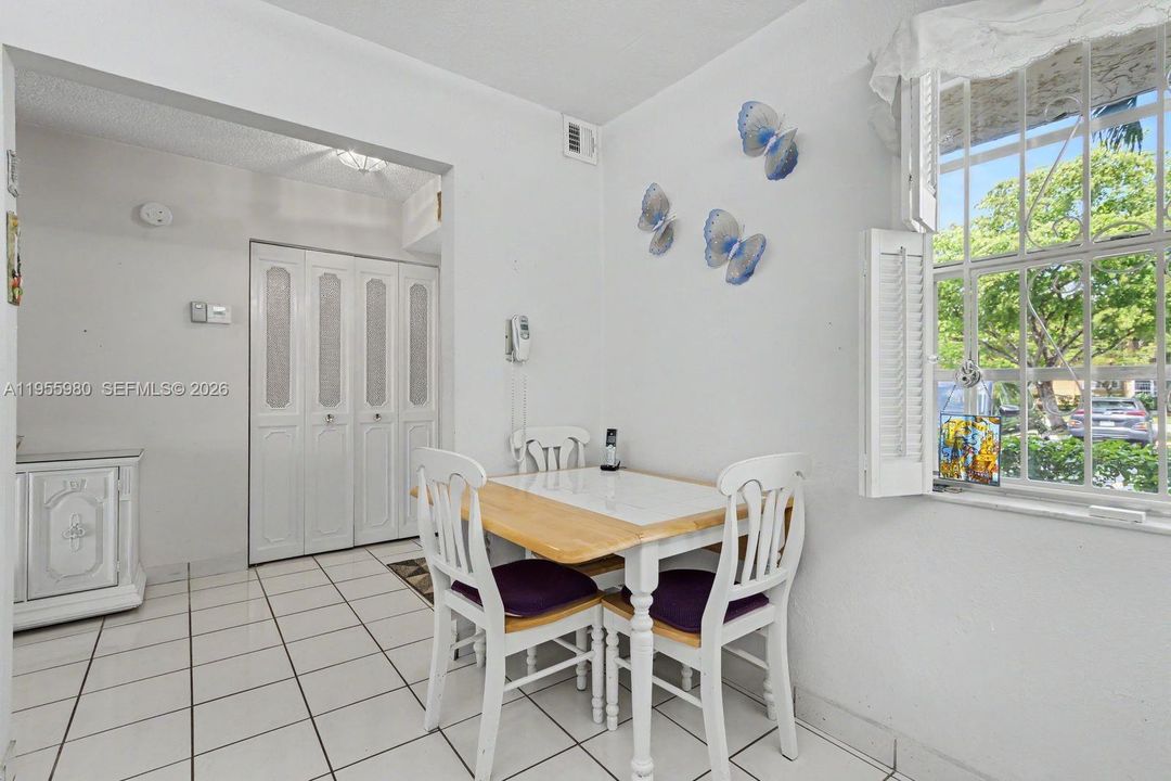 Activo con contrato: $229,000 (2 camas, 2 baños, 1144 Pies cuadrados)