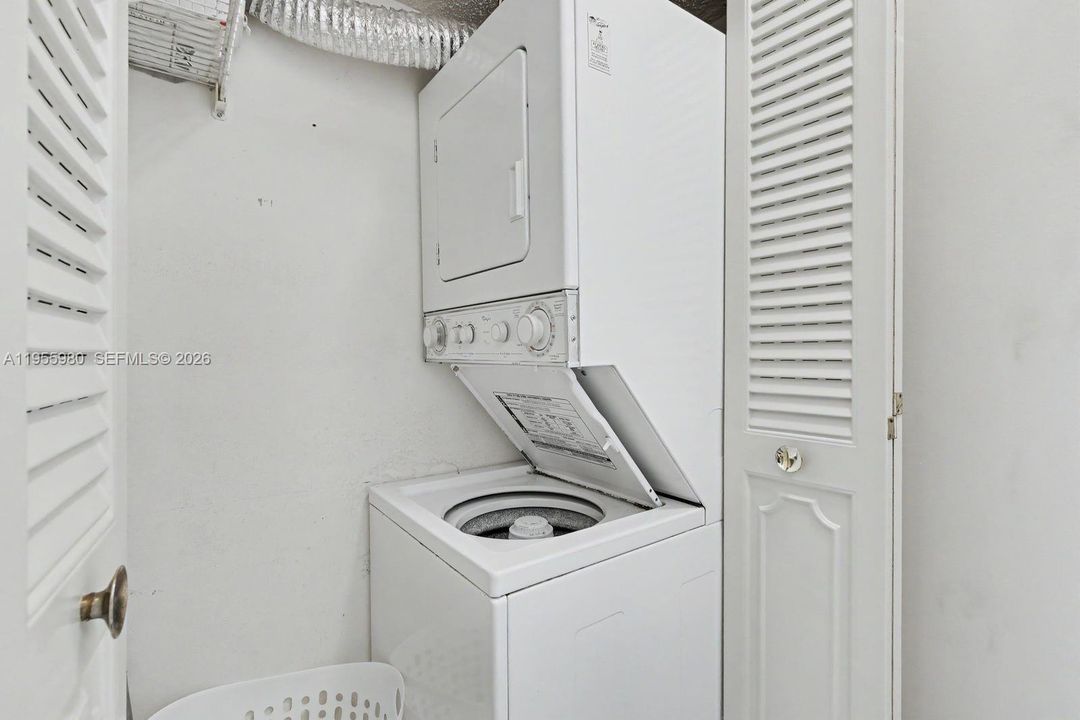 Activo con contrato: $229,000 (2 camas, 2 baños, 1144 Pies cuadrados)