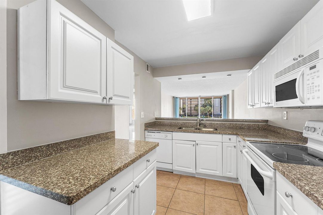 015-10RoyalPalmWay-203-BocaRaton-FL-3343