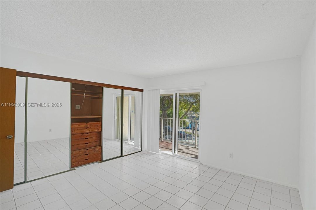 最近售出: $175,000 (2 贝兹, 1 浴室, 900 平方英尺)