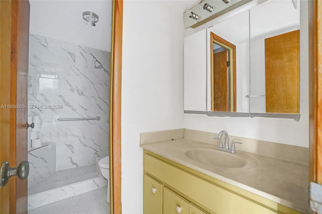 最近售出: $175,000 (2 贝兹, 1 浴室, 900 平方英尺)