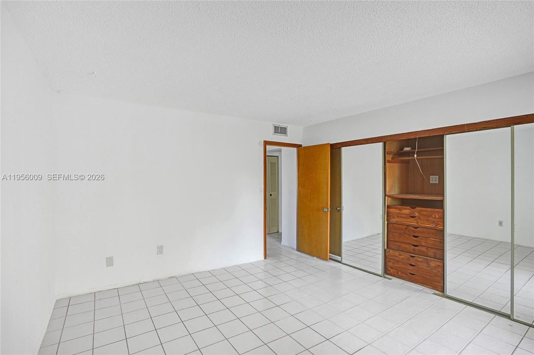 最近售出: $175,000 (2 贝兹, 1 浴室, 900 平方英尺)