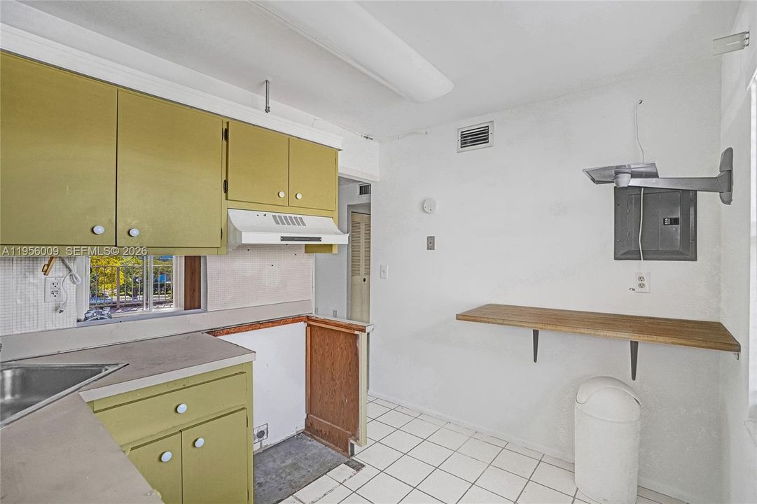 最近售出: $175,000 (2 贝兹, 1 浴室, 900 平方英尺)